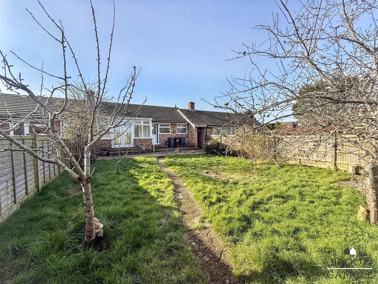 2 Bedroom Bungalow. Bailey Crescent in Eastbourne,  16